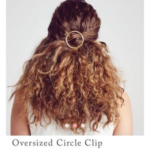 Chloe + Isabel/Jen Atkin oversized gold hair clip